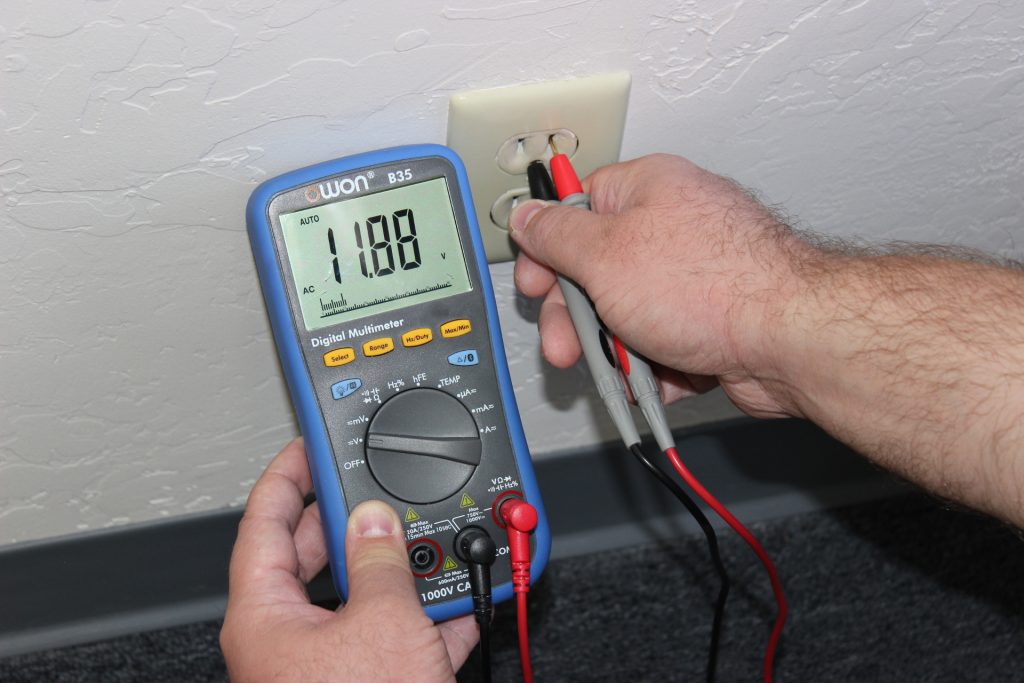 testing-an-electrical-outlet-using-a-digital-multimeter-simply